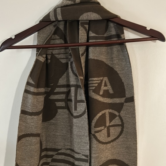 Armani lambs Wool scarf in excellent condition - Picture 5 of 7